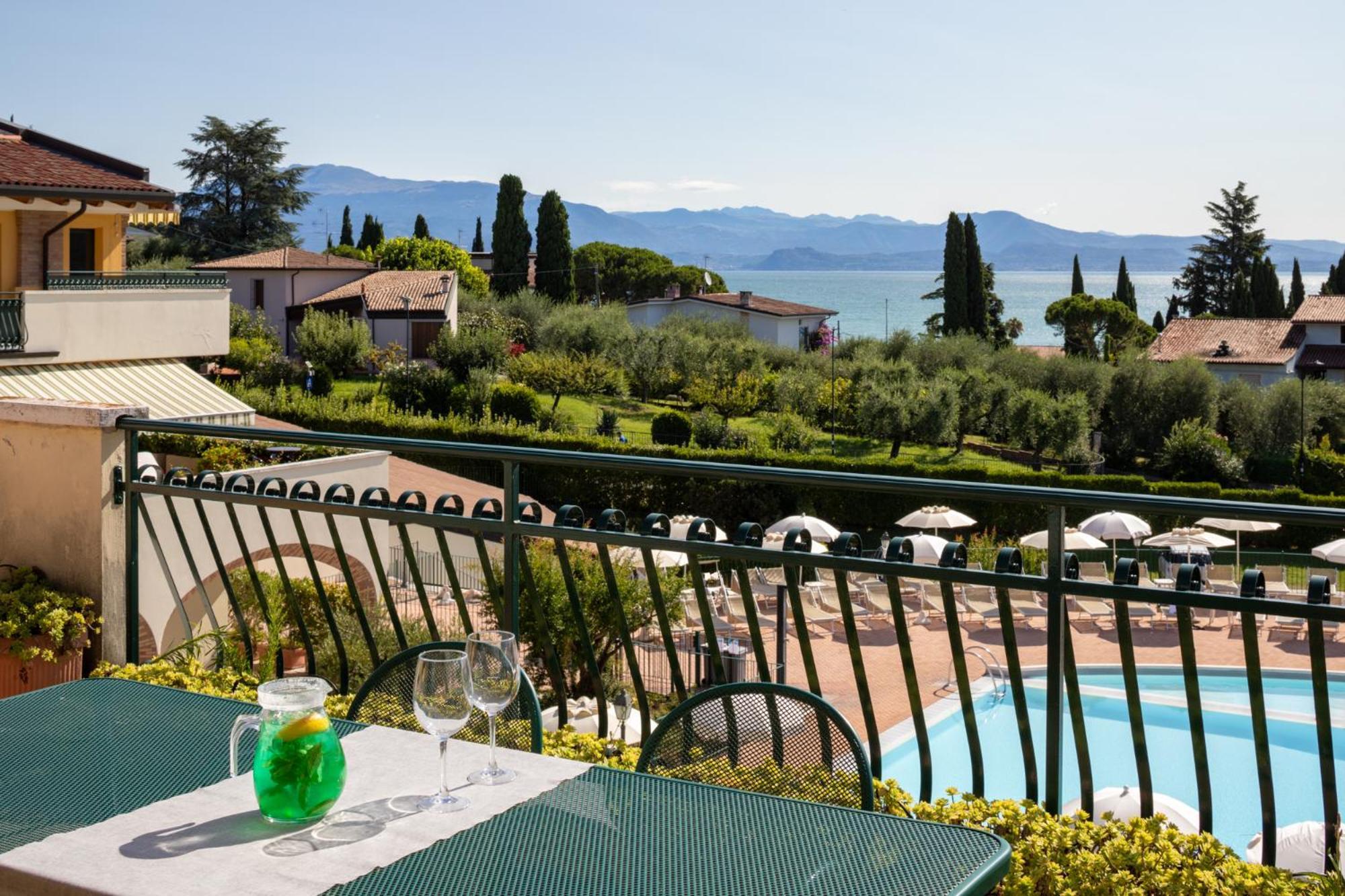 Le Terrazze Sul Lago Hotel & Residence Padenghe sul Garda Exterior photo